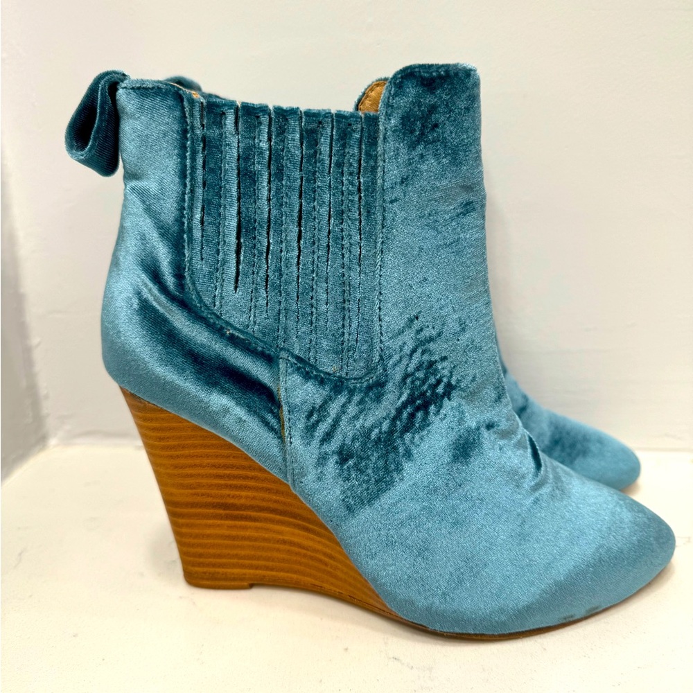 💗Madison Harding blue velvet wedge booties